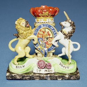 Spillvase in Form der königlichen Wappen auf einem schwarzen Marmorsockel, Walton