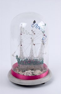 Schiff aus gesponnenem Glas unter einer Glaskuppel, ca. 1820 von English School