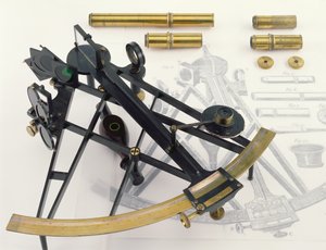 Zehn-Zoll-Sextant, wahrscheinlich von George Adams, signiert vom Händler William Healer (Messing mit original oxidierter Oberfläche)