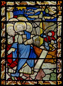 Das Ostfenster, das den heiligen Petrus zeigt, wie er mit anderen Aposteln auf ein Boot geht
