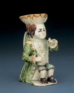 Trinker Toby Krug, sein Hut mit braunem und gelbem gewelltem Rand, sein eingeschnittenes braunes Haar en queue und mit einer weißen Rosette, sitzend mit einem Balusterkrug auf seinem Knie, ca. 1770