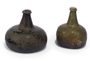 Zwei grüne "Zwiebel"-Weinflaschen, ca. 1700