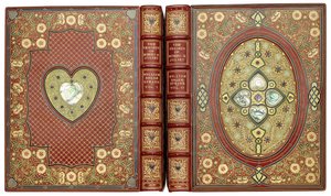 Obere und untere Deckelsets mit Herz- und Blumendesigns, ca. 1920 von English School