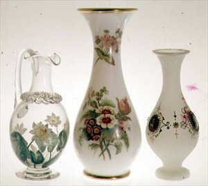 Wasserkrug, dekoriert mit Seerosen in Keramikfarbe, umhüllt mit Kristall, von Henry G. Richardson, Mitte 19. Jahrhundert; zwei Opalglasvasen von Henry G. Richardson, spätes 19. Jahrhundert; Opalglasvase mit Emailmalerei, spätes 19. Jahrhundert