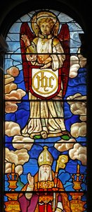 Fenster N2 mit einem Engel, der das Monogramm Christi trägt