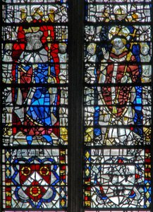 Fenster c17 mit Figuren und Schilden unten