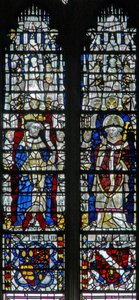 Fenster c17 mit Figuren und Schilden unten