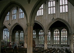 Fenster zeigt einen Blick auf die Nordseite der Kirche