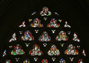 Fenster e-1 mit Christus und Engeln, die die Leidenswerkzeuge tragen von English School