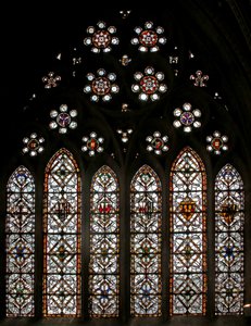Fenster s5 mit geometrischem Grisaille und Rundfenstern in den Maßwerklichtern