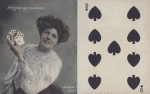 Frau mit Spielkarten und der Neun der Pik