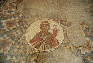 Ein Mosaik, das Tyche, die Göttin des Glücks, zeigt, aus der halbkreisförmigen Exedra an der Paladiusstraße