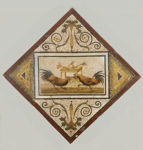 Kämpfende Hähne vor einem kleinen Tisch von Erich Lessing