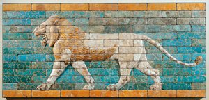Löwe nach links. Babylon, Mesopotamien, Zeit Nebukadnezars II. Glasiertes Terrakotta-Relief