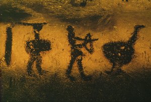 Krieger, Bogenschütze und ein straußenähnlicher Vogel, gemalt mit Fledermauskot von Erich Lessing