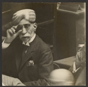 [Sitzender Mann mit Turban und dunkler Brille] von Erich Salomon