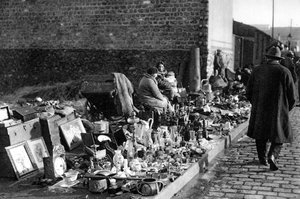Eine Warenausstellung auf dem Flohmarkt, Paris