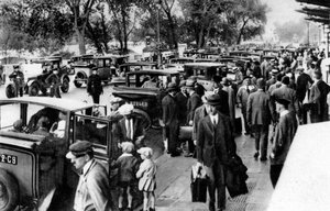 Menschenmengen vor dem Bahnhof, Orsay, Paris, 1931