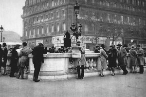 Treffpunkt am Eingang einer Metrostation, Paris, 1931 von Ernest Flammarion