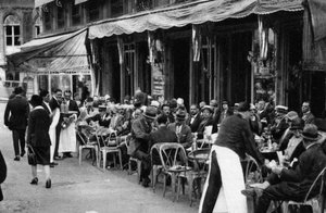 Menschen in einem bekannten Pariser Straßencafé, 1931 von Ernest Flammarion