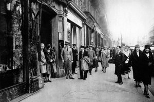 Warten auf die Näherinnen, die die Arbeit verlassen, Paris
