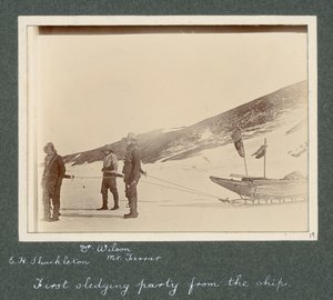 E H Shackleton, Dr. Edward Wilson und Mr. Hartley Ferrar (der Geologe) im Geschirr zum Schlitten. Aus dem Album von Sir Ernest Henry Shackleton mit dem Titel National Antarctic Expedition (1901-1903)