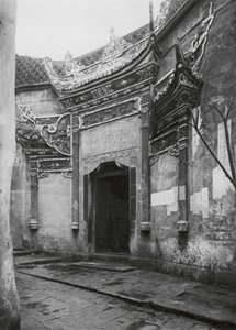 Chungkingfu, Szechuan, Haustür in der Gasse, verziert mit glasiertem Porzellan von Ernst Boerschmann
