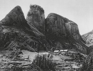 Ichangfu, Pi kia shan, Hupei, Der Pinselhalterberg gegenüber dem Höhlentempel des Drachenkönigs von Ernst Boerschmann