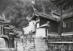 Kuanhien, Ori Lang miao, Szechuan, Erster Vorhof des Ori Lang Tempels von Ernst Boerschmann