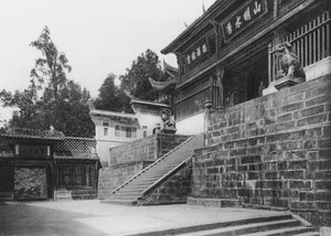 Kuanhien, Ori Lang miao, Szechuan, Zweiter Vorhof von Ernst Boerschmann