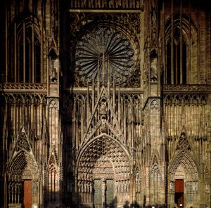 Gotische Kunst: Ansicht eines der Portale der Kathedrale Notre Dame de Strasbourg, erbaut im 13. Jahrhundert von Erwin von Steinbach. (Unterer Rhein)