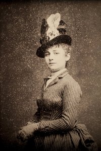 Camille Claudel (1864-1943). Fotografisches Porträt um 1886, von Etienne Carjat (1828-1906). Rückzug. Musee des Beaux Arts de Poitiers (Frankreich)
