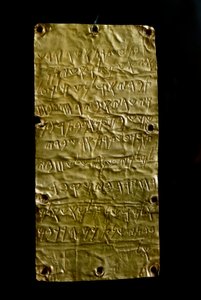 Goldene Tafeln von Pyrgi mit phönizischen Inschriften, die der Göttin Astarte gewidmet sind. Ende 6. - Anfang 5. Jahrhundert v. Chr. Dim. 19,3 cm. Rom, Museo Nazionale di Villa Giulia