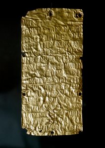 Etruskische Antike: Tafeln (Platten) von Pyrgi aus Gold mit Inschriften in etruskischer Sprache, gewidmet der vereinten Göttin. Ende 6. - Anfang 5. Jahrhundert v. Chr. Rom, Museo Nazionale di Villa Giulia