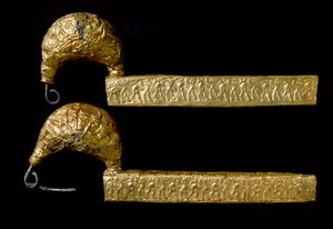 Etruskische Kunst: Fibeln (Nadeln) aus Gold. 630 v. Chr. Aus dem Grab des Licteur (Littore) in Vetulonia (oder Vetulonium). Dim. 21 cm Florenz, Archäologisches Museum von Etruscan