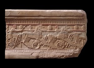 Relief mit einem Wagenrennen von einem Marmor-Meilenstein aus Chiusi, Italien, 6. Jahrhundert v. Chr.