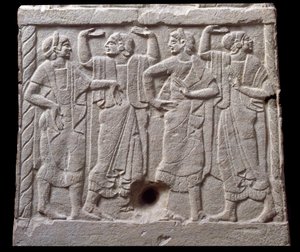 Relief mit Tänzern von einem Marmor-Meilenstein aus Chiusi, Italien, 6. Jahrhundert v. Chr.
