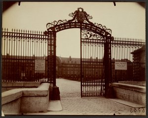 Gitter, Invalides / (Gitterwerk, Hôtel des Invalides, Paris) / (Gitter des Hôtel des Invalides) von Eugène Atget