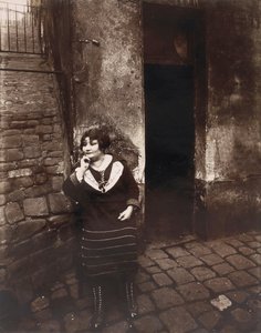 La Villette. Rue Asselin, Prostituierte wartet vor ihrer Tür von Eugène Atget