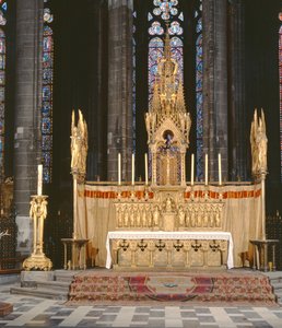 Hochaltar im neugotischen Stil, umgeben von 4 Engeln, die die Leidenswerkzeuge Christi tragen, mit einem Tabernakel, der von einem kunstvoll verzierten Turm überragt wird