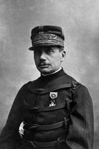 Der General Gaston Borgnis Desbordes (1859-1901), französischer Militärstudent der Polytechnischen Schule, nach einer militärischen Karriere in der Marineartillerie erhielt er das Kommando als Leiter der Truppen von Indochina, fotografiert von Eugene Pirou von Eugene Pirou