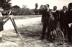 Mussolini posiert mit seinem Sohn für einen Fotografen