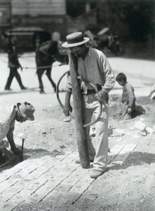 Straßenpflasterer, 1910 von Eugène Atget