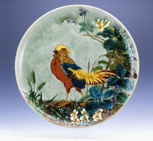 Ein großer Emile Diffloth glasierter Irdenware-Teller, der einen Goldfasan darstellt