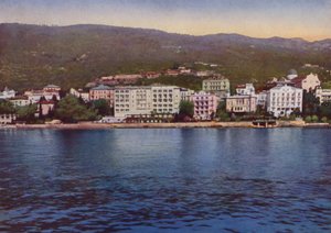 Abbazia, jetzt Opatija in Kroatien: Panorama vom Meer mit Blick auf die Pension Breiner, Hotel Residenz, Hotel Savoy und Villa Jeanette