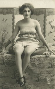 Porträt einer sitzenden Frau in Unterwäsche