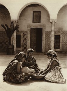 Tunis, Gruppe von Frauen in einem arabischen Haus von European Photographer
