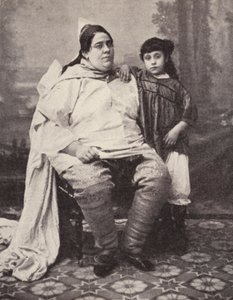 Tunesische jüdische Frau und ihre Tochter (s/w Foto) von European Photographer