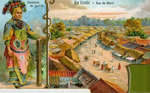 Eine koreanische Dame in traditioneller Kleidung und eine Straßenszene in Seoul, 1904