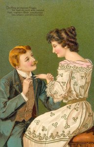Mann macht einer jungen Frau einen Heiratsantrag, kurz bevor er ihr einen Ring an den Finger steckt